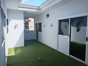 Se vende moderna casa con lote de 1,186m2 en Escazú Centro 25-1481