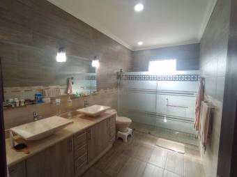 Se vende moderna casa con lote de 1,186m2 en Escazú Centro 25-1481