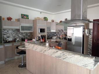 Se vende moderna casa con lote de 1,186m2 en Escazú Centro 25-1481