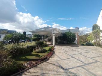 Se vende moderna casa con lote de 1,186m2 en Escazú Centro 25-1481