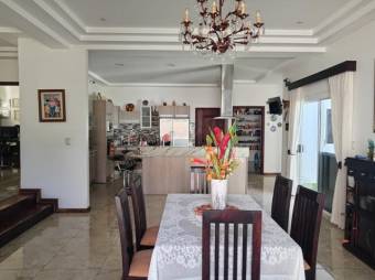 Se vende moderna casa con lote de 1,186m2 en Escazú Centro 25-1481