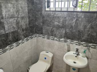 Se vende moderna casa con lote de 1,186m2 en Escazú Centro 25-1481