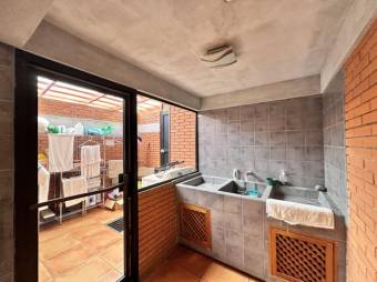 Se vende casa con mas de 3,400m2 de lote en Ángeles de Heredia 25-38