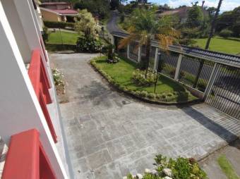 Se vende propiedad con casa con 4 apartamentos en San Isidro San José 24-12