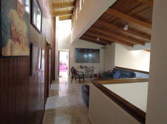 Se vende propiedad con casa con 4 apartamentos en San Isidro San José 24-12