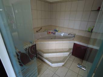 Se vende propiedad con casa con 4 apartamentos en San Isidro San José 24-12