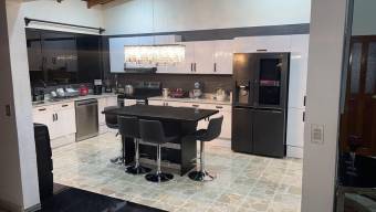 Se vende propiedad con casa con 4 apartamentos en San Isidro San José 24-12