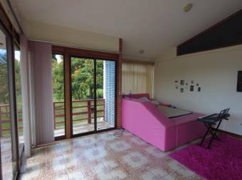 Se vende propiedad con casa con 4 apartamentos en San Isidro San José 24-12