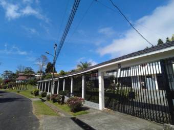 Se vende propiedad con casa con 4 apartamentos en San Isidro San José 24-12