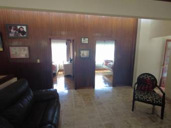 Se vende propiedad con casa con 4 apartamentos en San Isidro San José 24-12