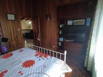 Se vende propiedad con casa con 4 apartamentos en San Isidro San José 24-12