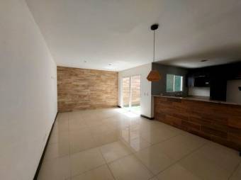 Se vende moderna casa con patio en San Antonio Escazú 25-1896