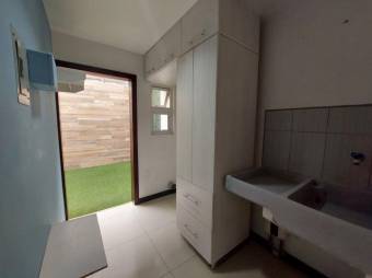 Se vende moderna casa con patio en San Antonio Escazú 25-1896