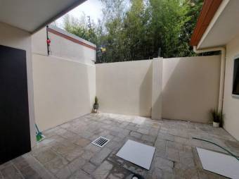 Se vende moderna casa con patio en Santa Ana 25-1779