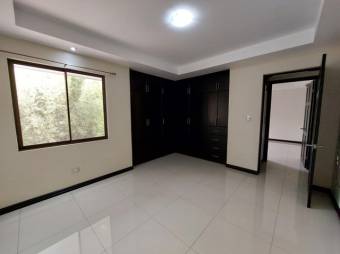 Se vende moderna casa con patio en Santa Ana 25-1779