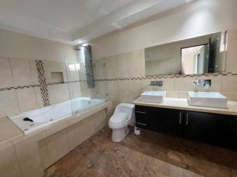 Se vende moderna casa con patio en Santa Ana 25-1779