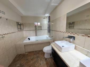 Se vende moderna casa con patio en Santa Ana 25-1779