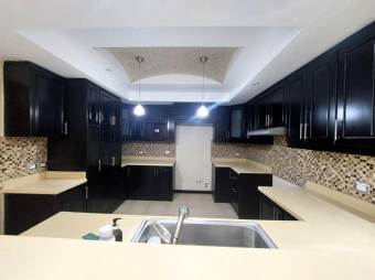 Se vende moderna casa con patio en Santa Ana 25-1779