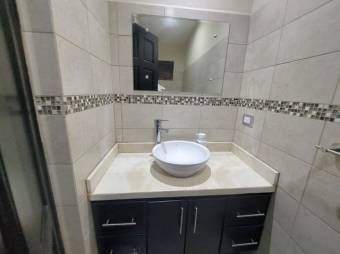 Se vende moderna casa con patio en Santa Ana 25-1779