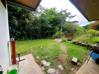 Se vende casa con amplio lote de 1,993m2 en San Rafael Heredia 25-1806