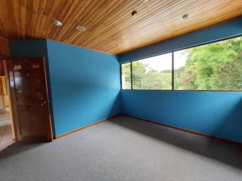 Se vende casa con amplio lote de 1,993m2 en San Rafael Heredia 25-1806