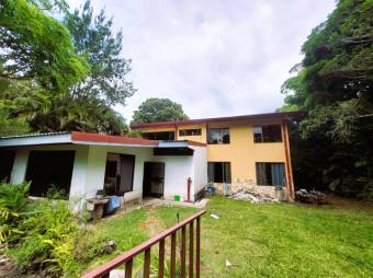 Se vende casa con amplio lote de 1,993m2 en San Rafael Heredia 25-1806