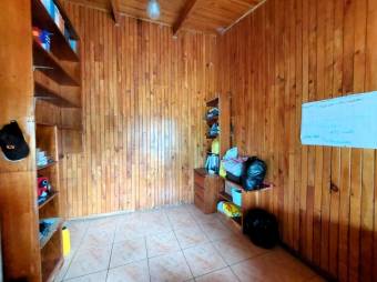 Se vende casa con amplio lote de 1,993m2 en San Rafael Heredia 25-1806