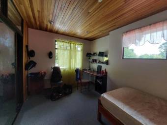 Se vende casa con amplio lote de 1,993m2 en San Rafael Heredia 25-1806