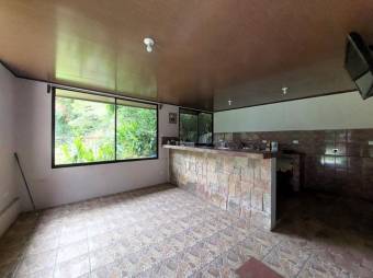 Se vende casa con amplio lote de 1,993m2 en San Rafael Heredia 25-1806