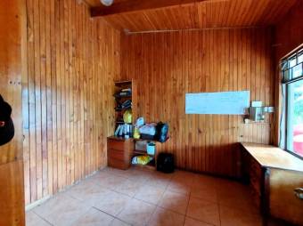 Se vende casa con amplio lote de 1,993m2 en San Rafael Heredia 25-1806