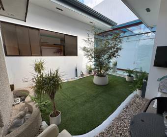 House for sale in a condominium in Santa Ana, San José.