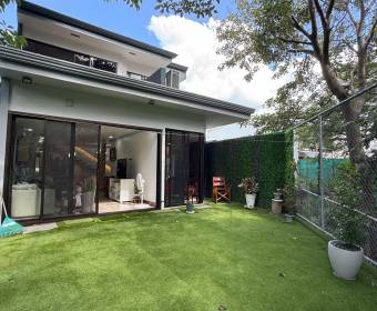 House for sale in a condominium in Santa Ana, San José.