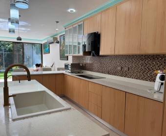 House for sale in a condominium in Santa Ana, San José.