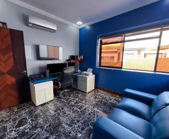 House for sale in a condominium in Santa Ana, San José.