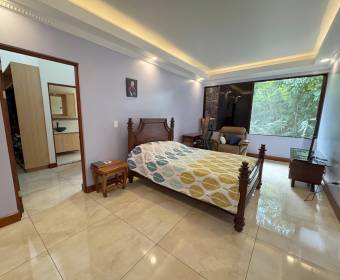 House for sale in a condominium in Santa Ana, San José.