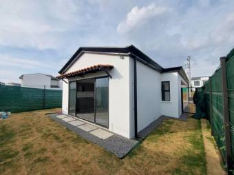 Se vende espaciosa casa con amplio patio en villa del sol 25-1671