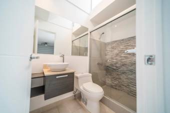 Se vende moderna casa con patio en Ciudad Colón 26-49