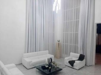 Se vende espaciosa propiedad de lujo con piscina en Escazú Centro 26-175