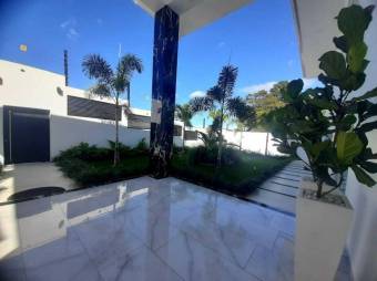 Se vende espaciosa propiedad de lujo con piscina en Escazú Centro 26-175