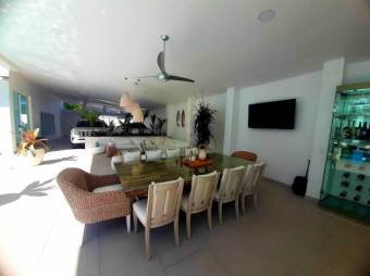 Se vende espaciosa propiedad de lujo con piscina en Escazú Centro 26-175