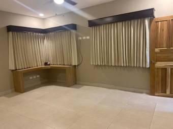 Se vende casa con amplio lote de 3,000m2 en La Garita Alajuela 26-131