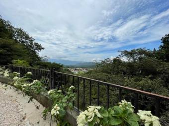 Se vende moderna casa con 10,700m2 en Guácima Alajuela 23-904