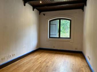 Se vende moderna casa con 10,700m2 en Guácima Alajuela 23-904