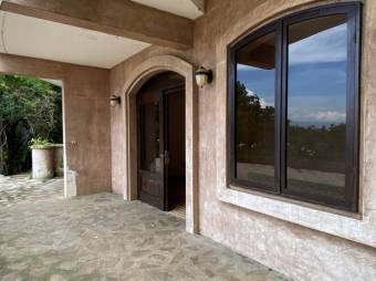 Se vende moderna casa con 10,700m2 en Guácima Alajuela 23-904