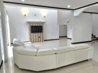 Se vende moderna casa con patio en Colinas de Montealegre 26-171