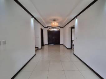 Se vende moderna casa con patio en Colinas de Montealegre 26-171