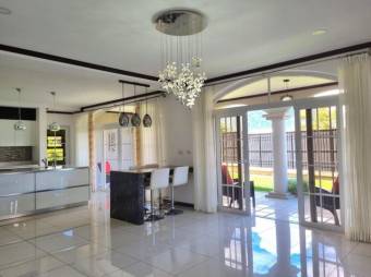 Se vende moderna casa con patio en Colinas de Montealegre 26-171