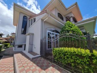 Se vende moderna casa con patio en Colinas de Montealegre 26-171