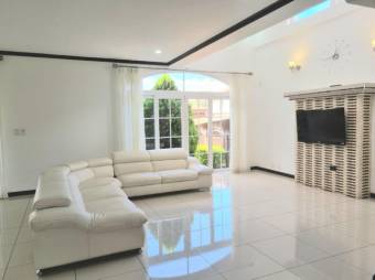 Se vende moderna casa con patio en Colinas de Montealegre 26-171