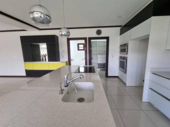 Se vende moderna casa con patio en Colinas de Montealegre 26-171